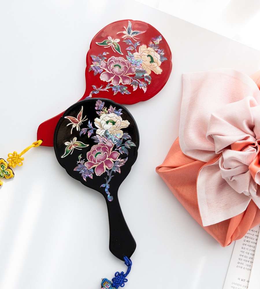 Inlaid Mother-of-Pearl Handle Hand Mirror with Peony (Lacquerware Technique)