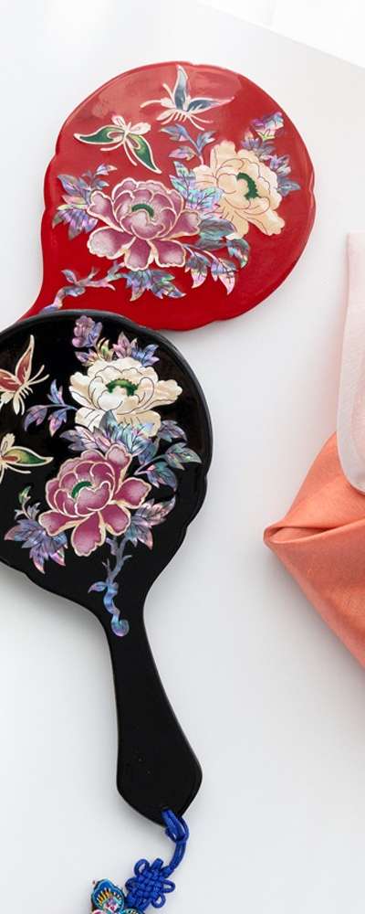 Inlaid Mother-of-Pearl Handle Hand Mirror with Peony (Lacquerware Technique)