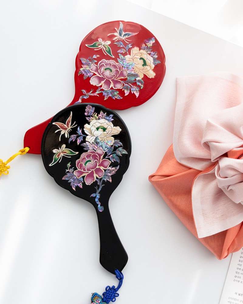 Inlaid Mother-of-Pearl Handle Hand Mirror with Peony (Lacquerware Technique)
