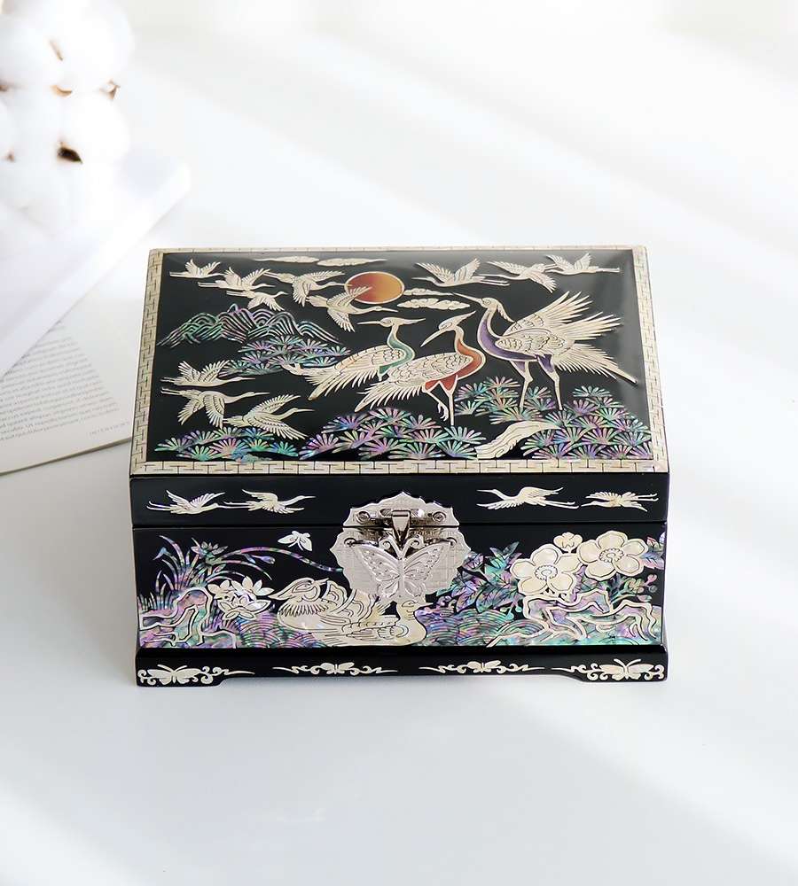 Nacre Lacquerware Moon Pine Crane Mother-of-Pearl Jewelry Box Black 18cm