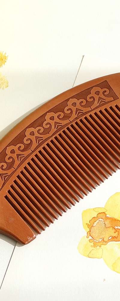 伝統彫刻木製ヘアコーム（王冠型）P