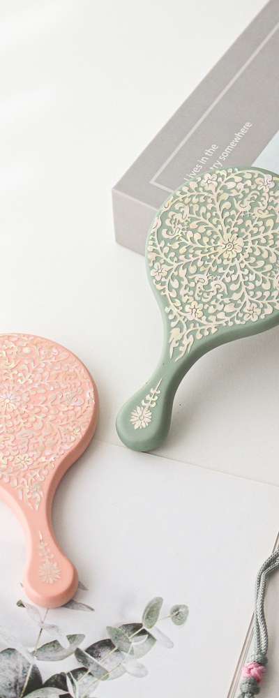 螺鈿漆器 ビビッド ハンドル プリンセス 貝貼り手鏡(唐草文)