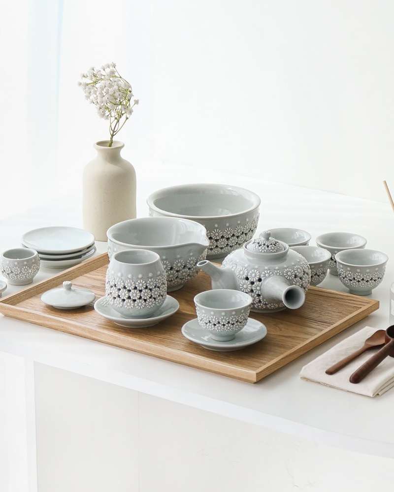 Dosungbaekja Chrysanthemum Openwork 5-Person Complete Tea Set