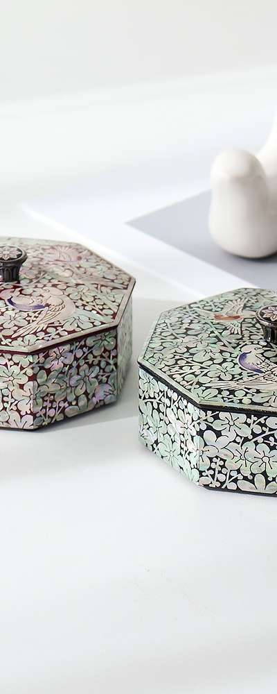 螺鈿漆器 梅花つまみ 八角貝細工箱(9cm)