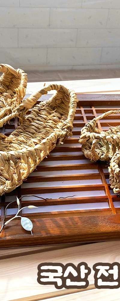 Korean Traditional Straw Sandals One Pair (Vintage Shoes Mitouri Broadcasting Theater Props Folk Experience Play Traditional Interior Decoration Crafts)