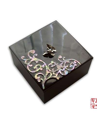 Mother-of-Pearl Small Box - Scrolling Vine Pattern