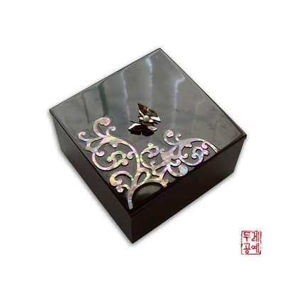 Mother-of-Pearl Small Box - Scrolling Vine Pattern
