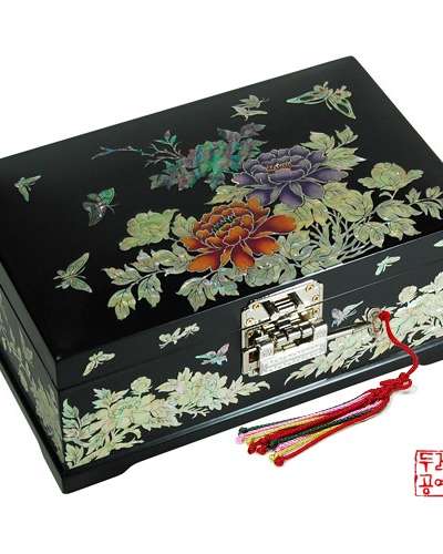 牡丹と蝶の彩色絵付け宝石箱