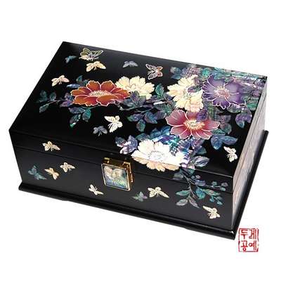 Mother-of-Pearl Trumpet Vine Jewelry Box