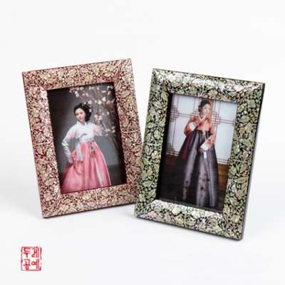 Traditional Leaf Pattern Frame
