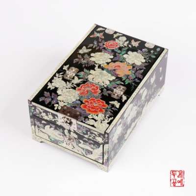 May Peony Decorative Mirror Stand