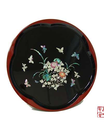 花と蝶の花文円形トレイ