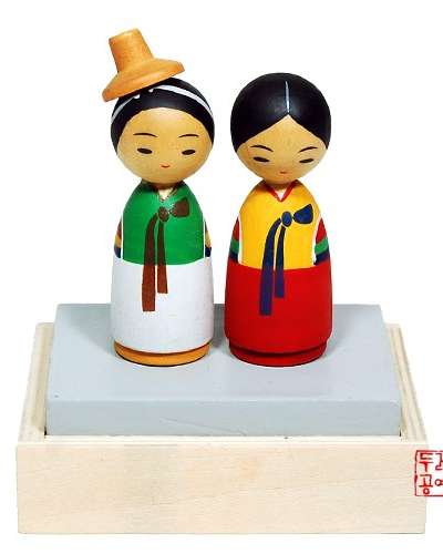 木彫り人形（方子と香段）