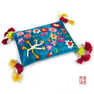 Chick Needle Cushion