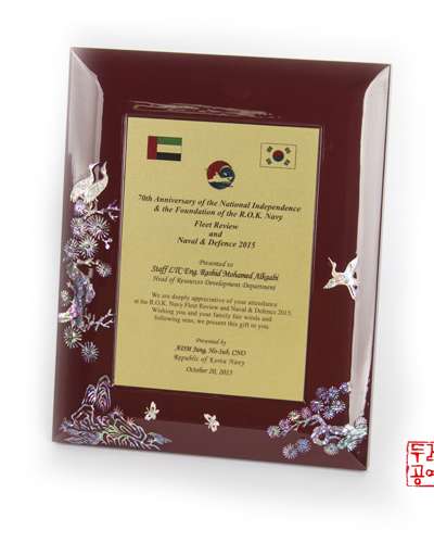 Mother-of-Pearl Inlay Award Plaque with Pine and Crane Motif (Red)